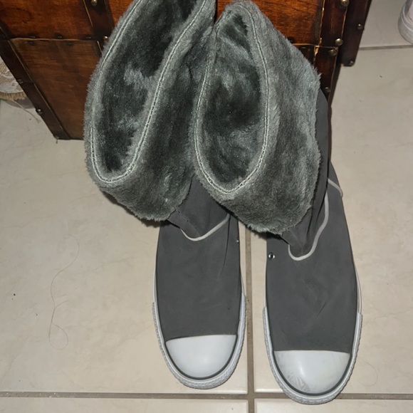 PO: Men converse - Picture 2 of 6